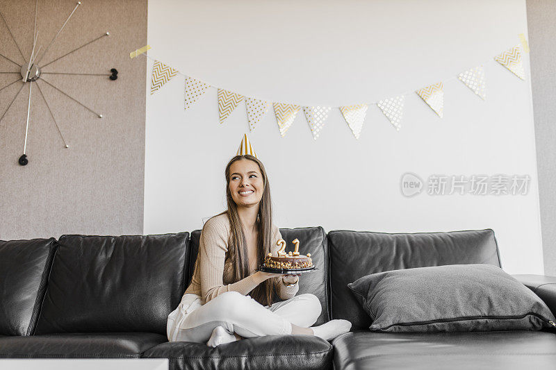 肖像的梦幻，快乐的生日女孩感到兴奋和喜悦庆祝生日