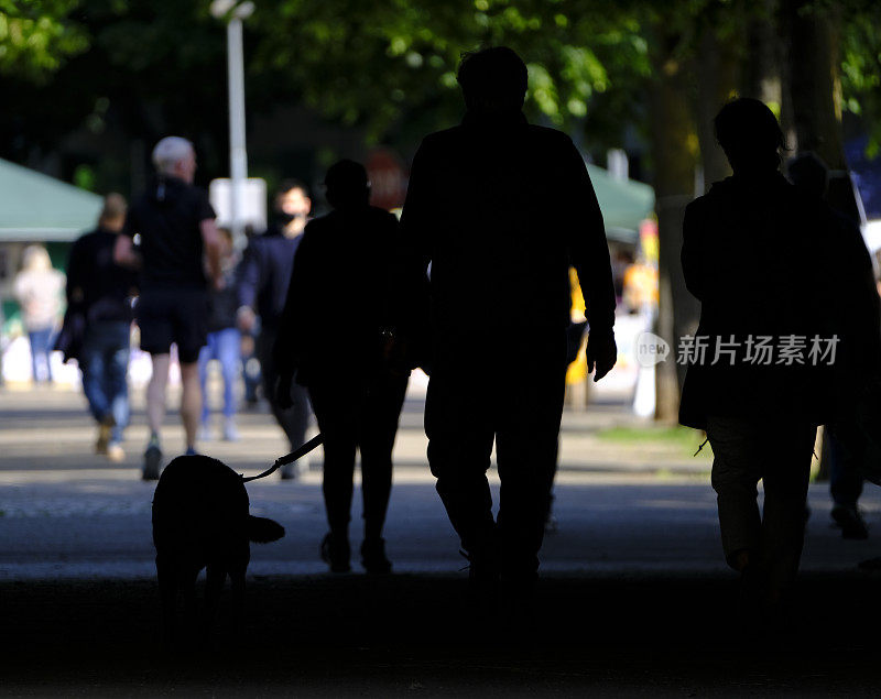 人们在一个阳光明媚的日子里走在街上