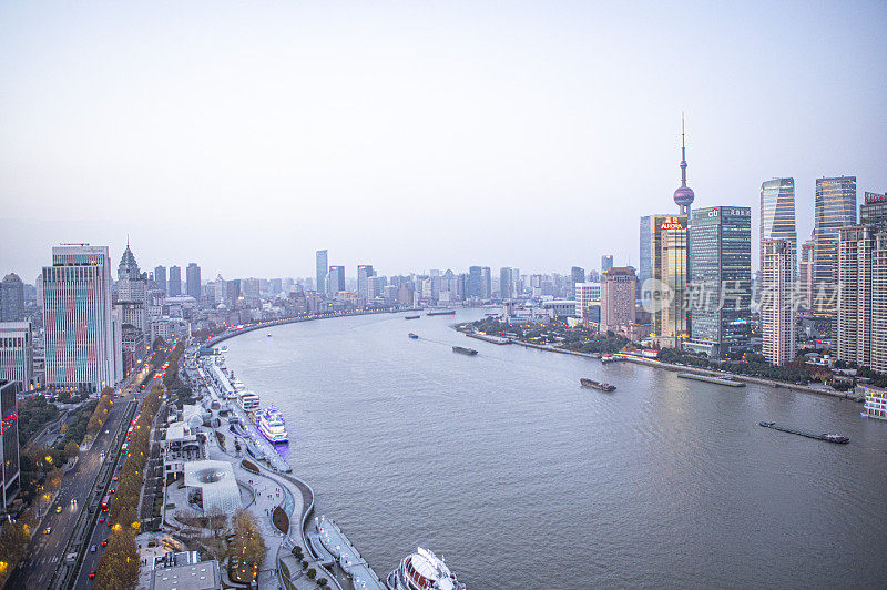 上海外滩万国建筑博览群在黄浦江畔上