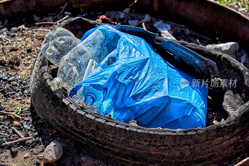 游客野餐后留下的一堆垃圾