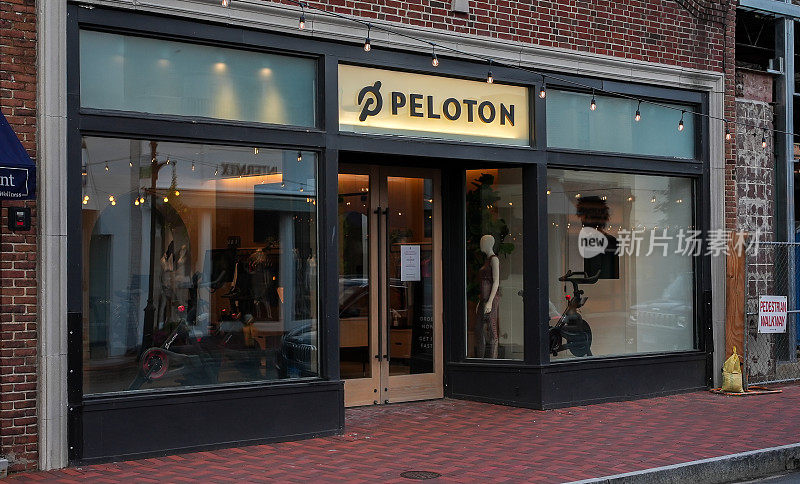 从市中心的主街可以看到Peloton商店的入口