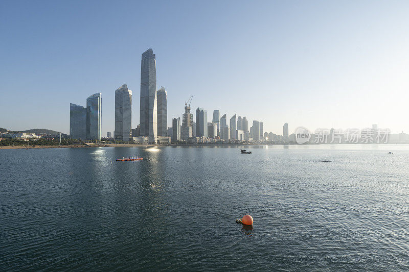 日出时海边的青岛市景