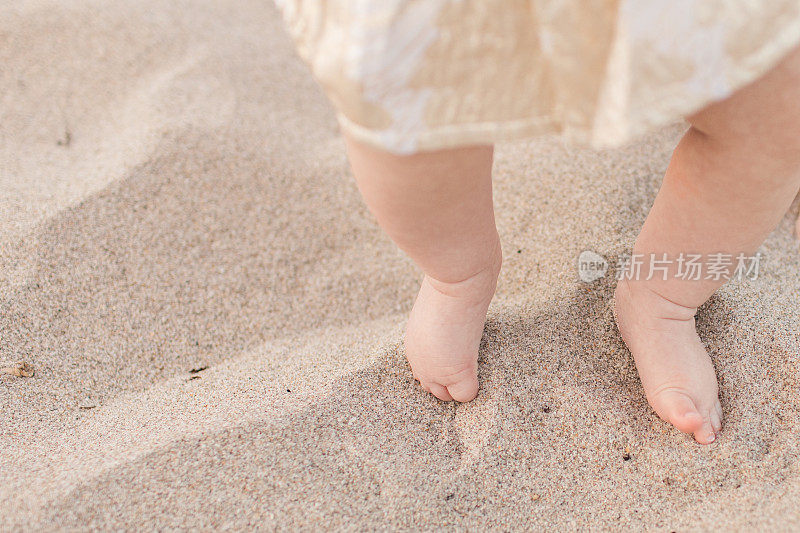 佛罗里达州棕榈滩沙滩上的婴儿脚趾