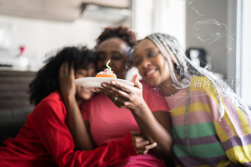 女儿们在家里用纸杯蛋糕庆祝妈妈的生日