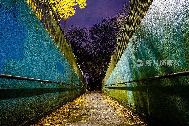 夜间废弃的地下隧道