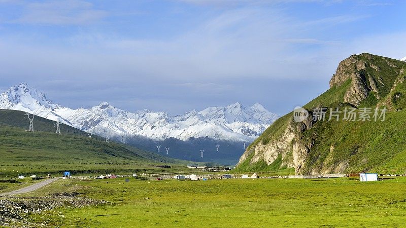 雄伟的雪山和绵延的草原