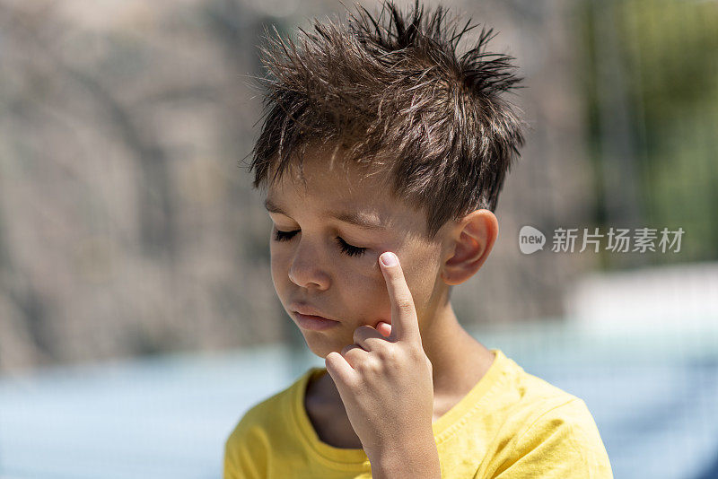 头发纠结的可怜小男孩