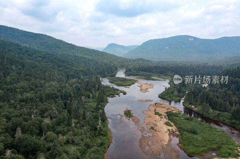 鸟瞰图的北方自然森林和河流在夏天，魁北克，加拿大