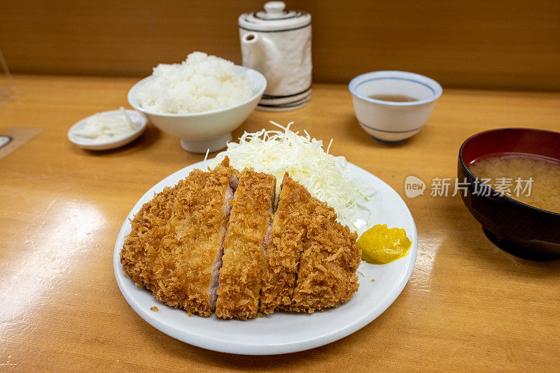 在日本餐厅吃午餐