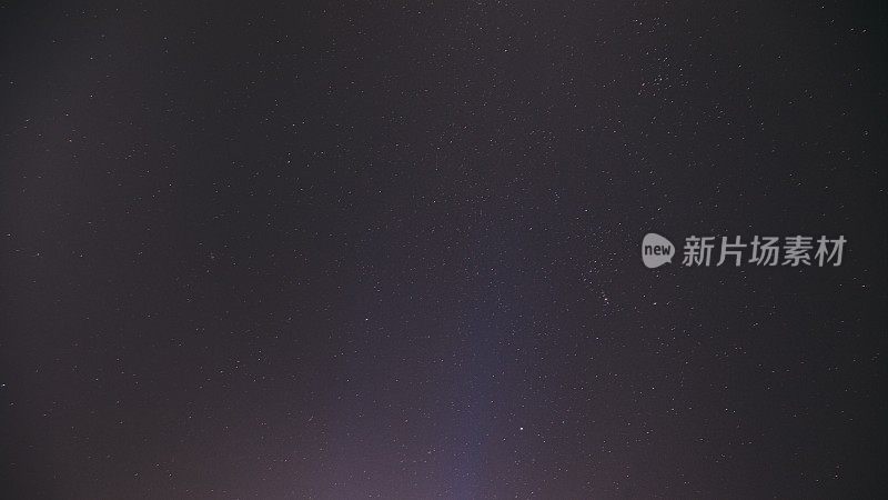 真正多彩的夜晚日落星空。自然星空背景背景。4K，延时