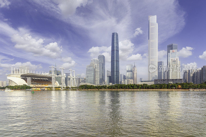广州城市风景和商业现代建筑与蓝天背景，广州，中国