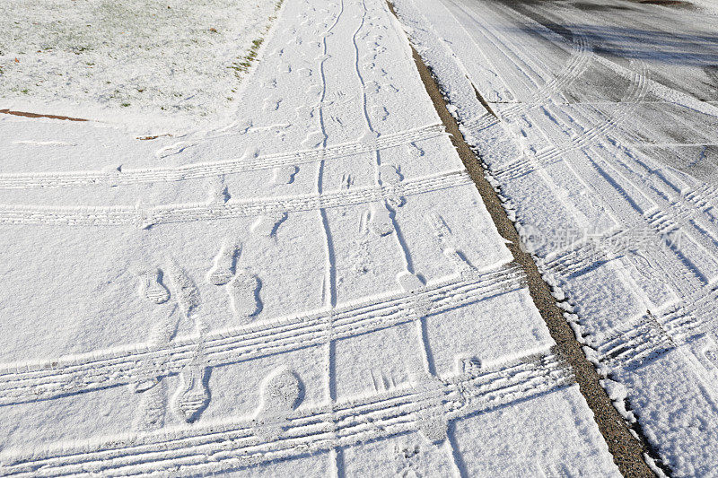 冬天人行道上的轮胎痕迹和脚印