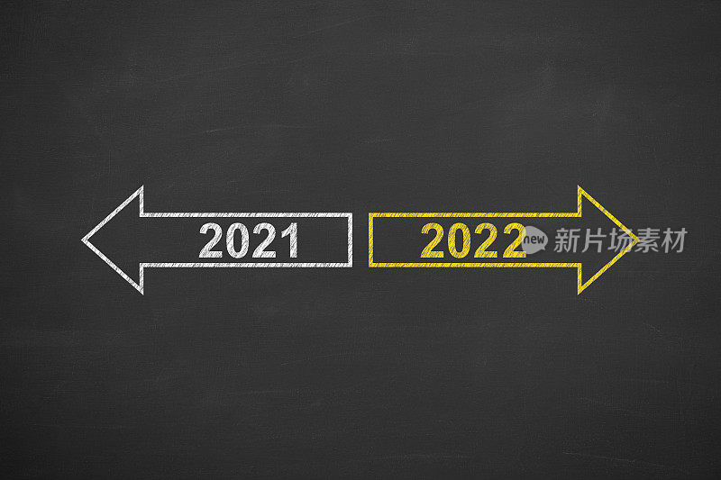 2022年或2022年新年在黑板背景上