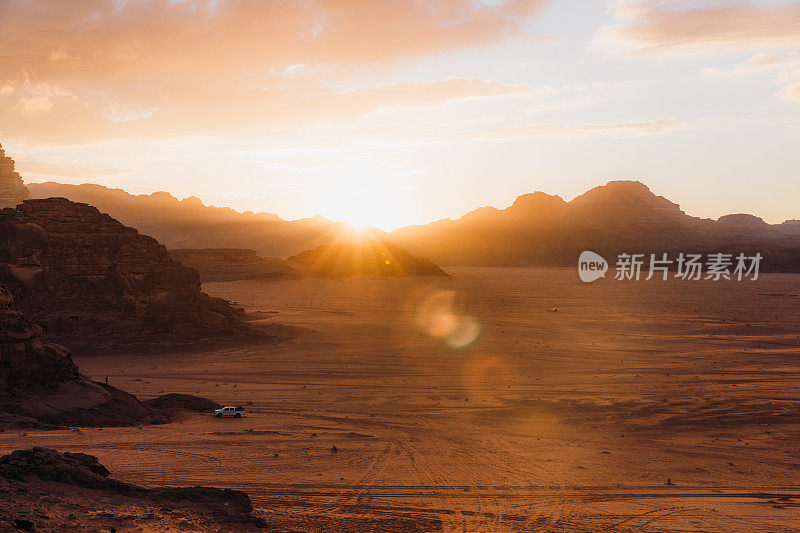 欣赏火星瓦迪拉姆沙漠的风景