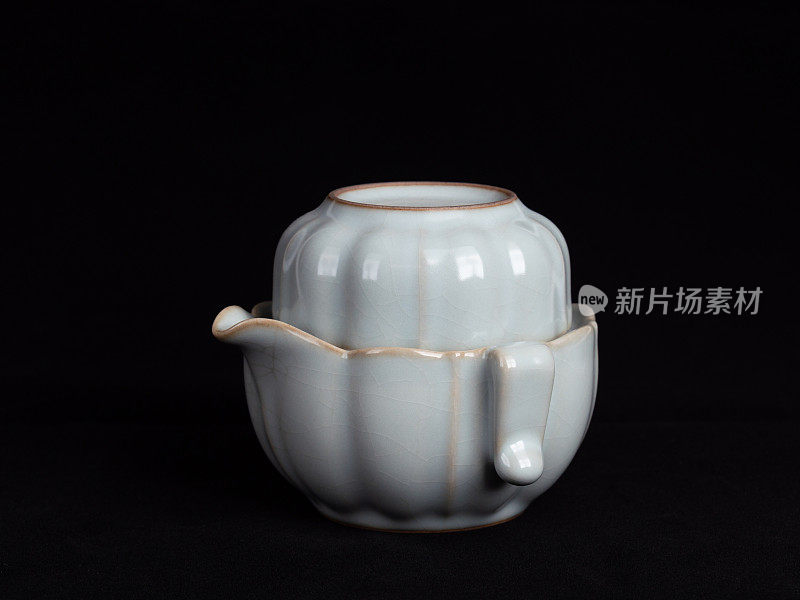 黑底中国汝瓷茶杯和茶壶