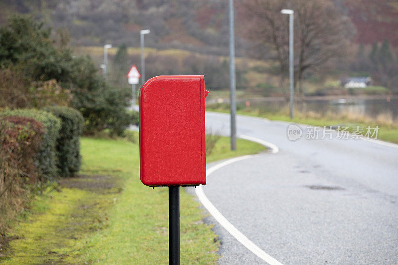 红色公共信箱在苏格兰偏远社区的一条单轨公路旁