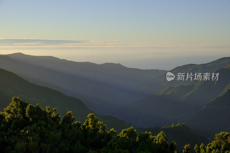 日落时分，马德拉岛Raba?al附近山上的云朵