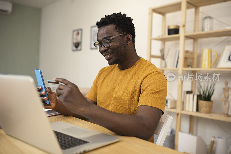 非裔美国年轻人使用手机应用程序进行网上银行业务