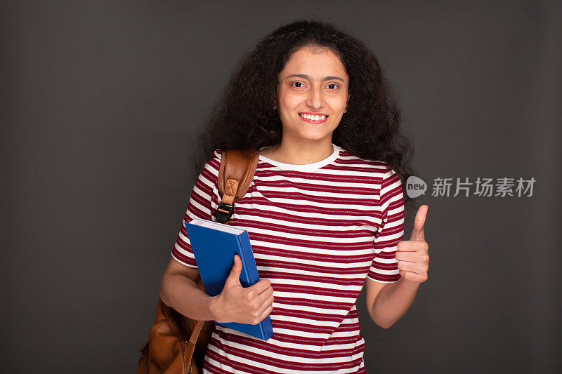 年轻女孩学生的肖像持有笔记本和有背包库存的图像