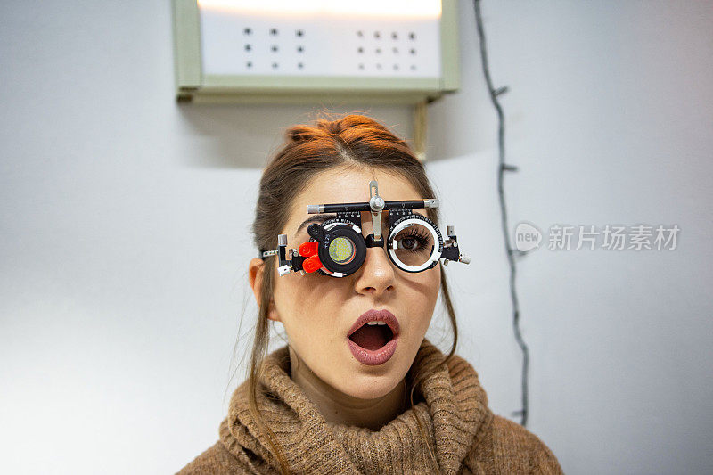 年轻女子正在用视力测试设备进行视力检查
