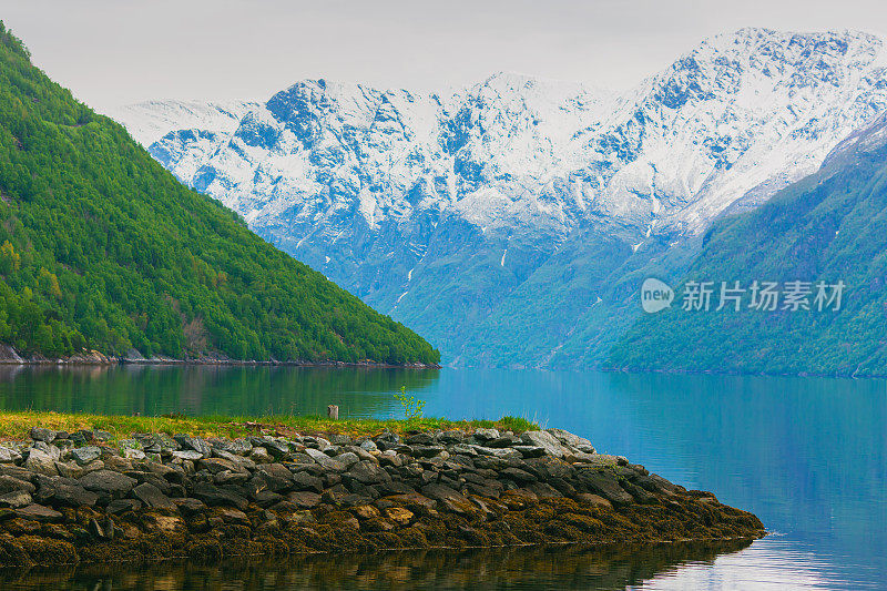 风景如画的Geiranger峡湾。挪威旅游目的地。春天的假期。美丽的北自然。去斯堪的纳维亚体验旅行。在山探险。挪威的风景。雪在山上。打破