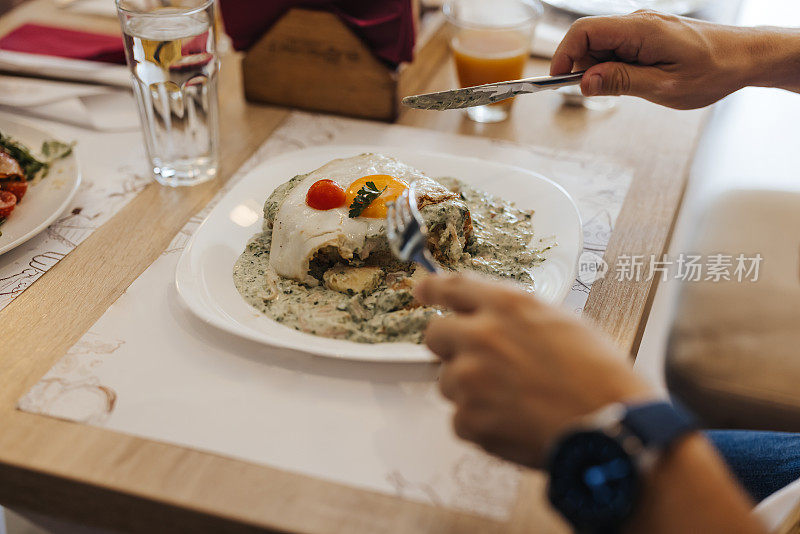 男子在餐厅享用午餐