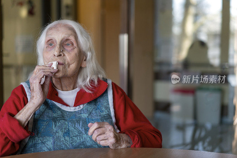 讨论中一位年长女性的肖像