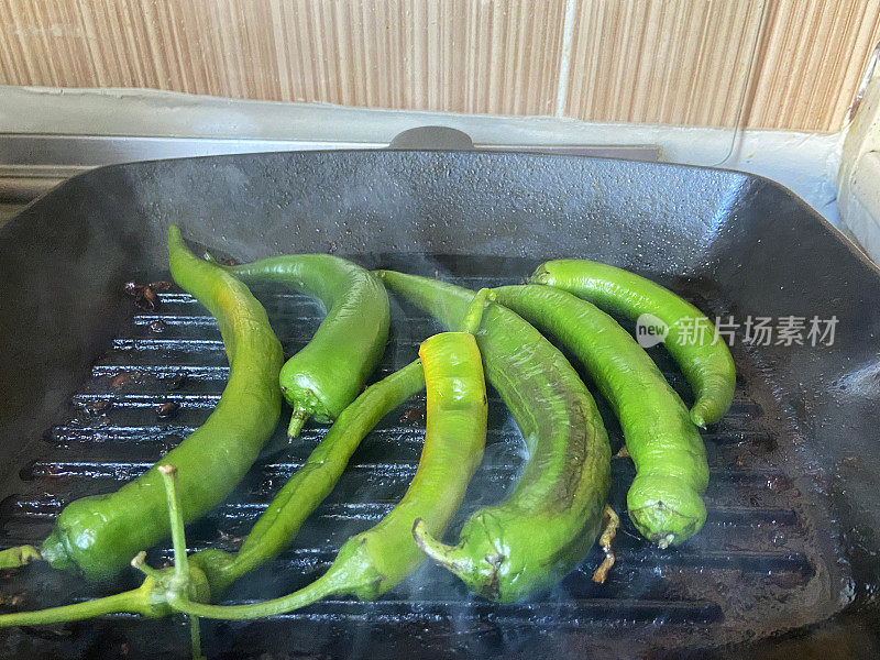 烹饪青椒蔬菜在灶台上的烹饪锅里