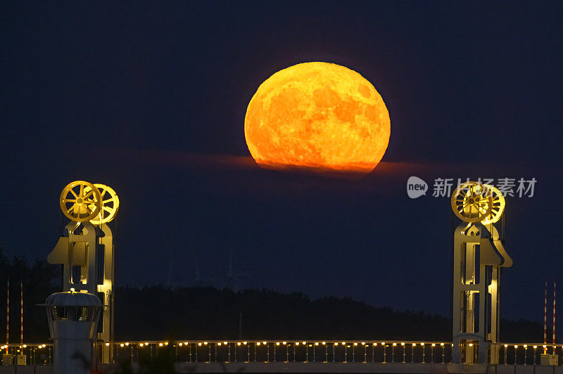 夏日夜晚，坎彭市桥上的满月