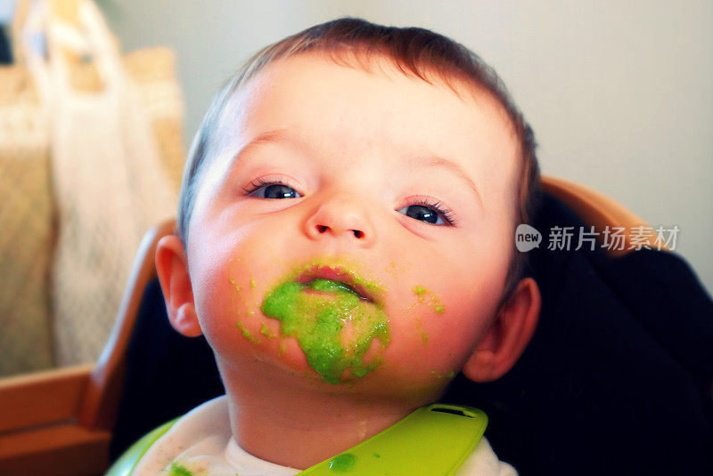婴儿吃Puréed豌豆