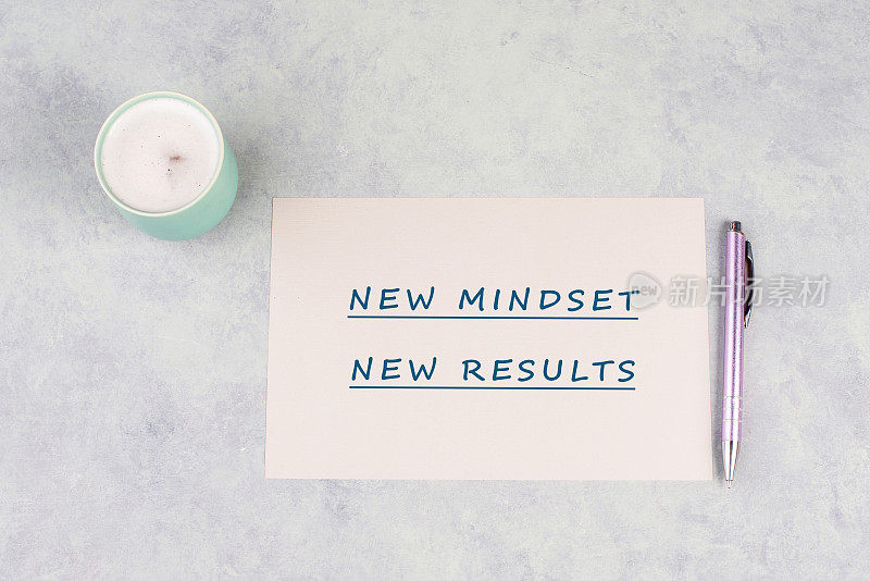 新思维新成果就是站在纸上，辅导策略，乐观积极的思考，成功的生活方式