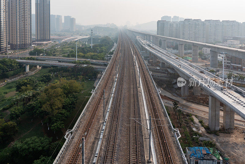 雾霾天气下的城市高铁公路