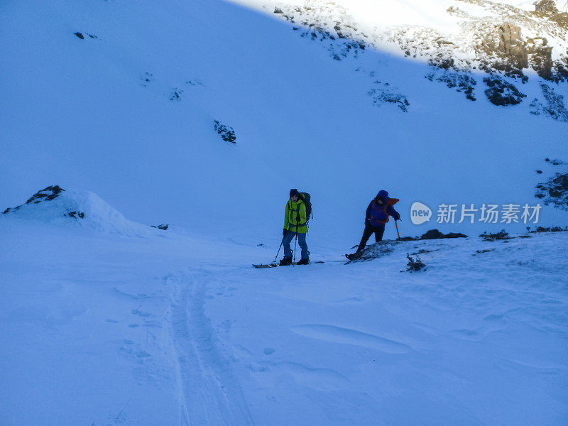 男人和女人在穷乡僻壤穿雪鞋