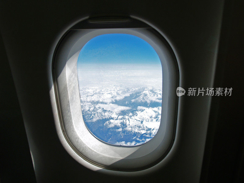 透过飞机窗户看到瑞士阿尔卑斯山