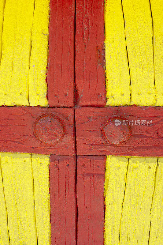 木门上涂着红色和黄色的油漆。