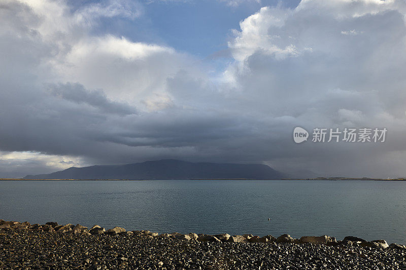 Faxaflói冰岛雷克雅未克市中心海滨的海湾景色