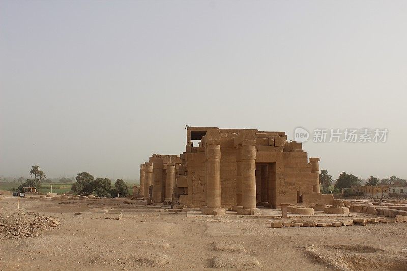 在埃及卢克索的Ramesseum停尸庙的全貌