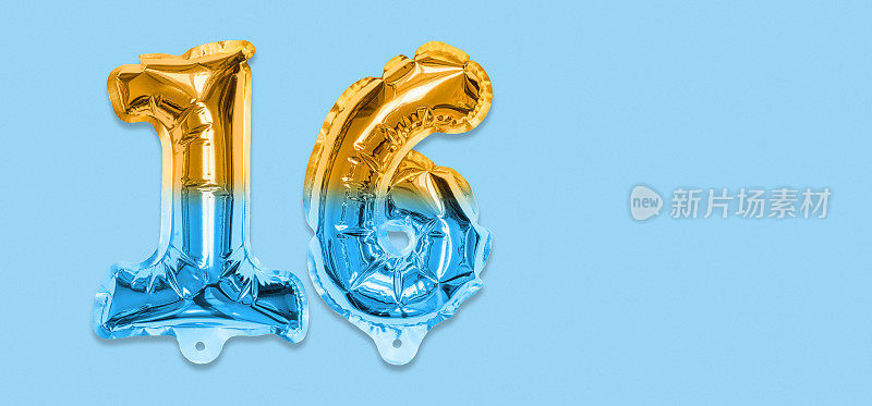 彩虹箔气球号码，数字16在一个蓝色的背景。有题词的生日贺卡。
