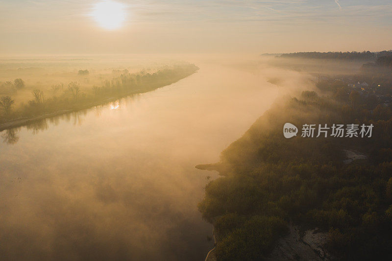 雾天黎明无人机摄影。保护水和自然。河。湖。阳光明媚的一天。日落。地球上空飞行。自然背景。大气的格局。森林里的绿树。10月