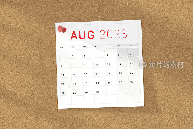 2023年8月日历页钉在软木板。