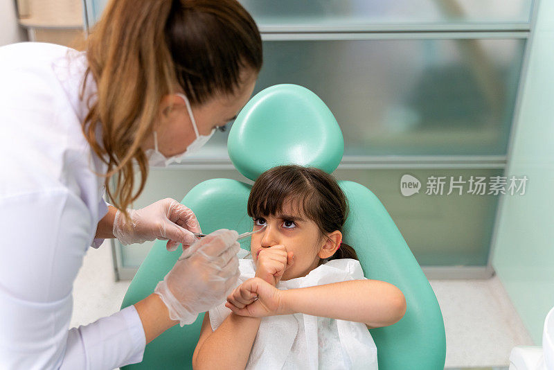 小女孩在牙科诊所捂嘴