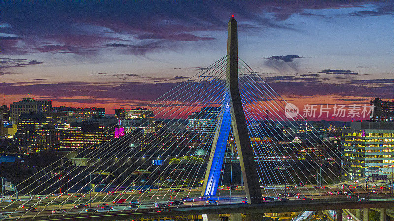 波士顿著名的地标——位于马萨诸塞州波士顿的伦纳德·p·扎基姆邦克山纪念桥，日落时交通繁忙。