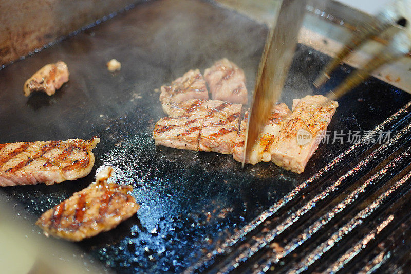 Sauté热锅里的牛排