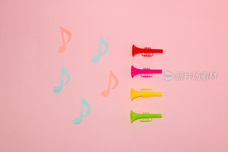 五颜六色的喇叭，发出五颜六色的音符，粉红色的背景，创意艺术，现代设计，最小的概念