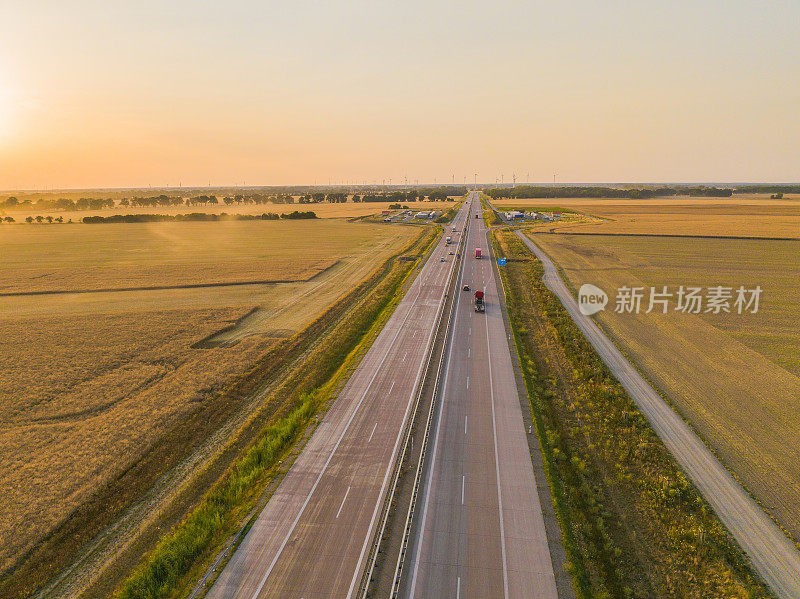 在农业季节，德国公路在日落时的鸟瞰图