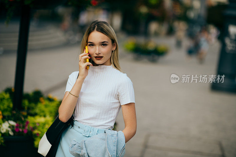 十几岁的女孩使用智能手机