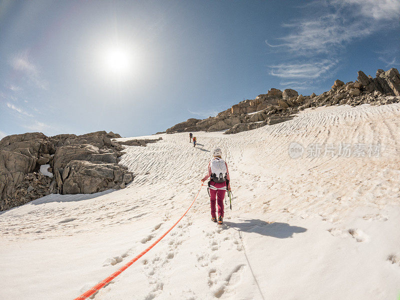 一群登山运动员在冰川上行走