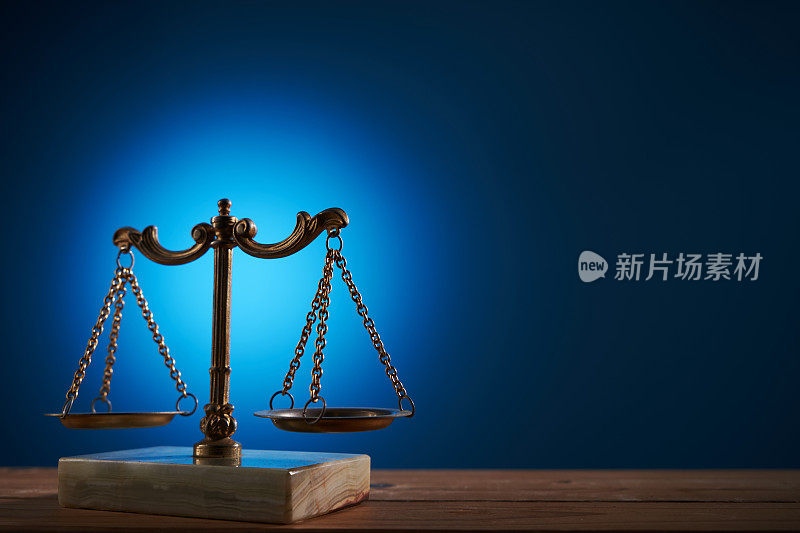 正义的象征，蓝色背景上金色的法律天平