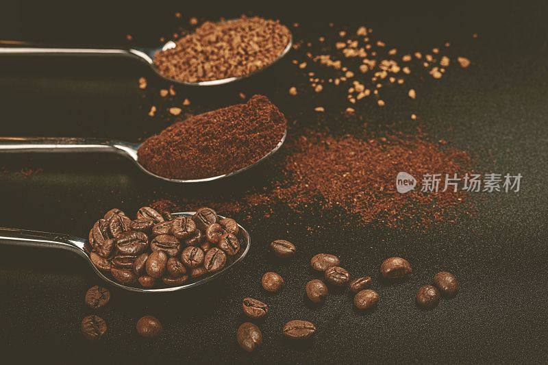 勺子加入可溶性咖啡，烘焙咖啡豆和咖啡粉
