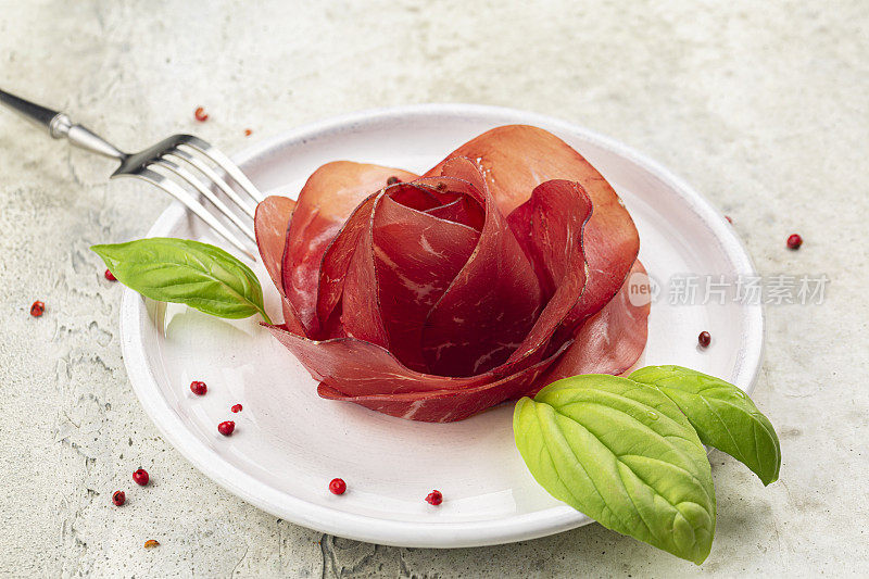 肉玫瑰由意大利牛肉片制成，风干咸意大利牛肉冷切。关闭了。